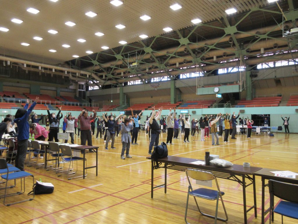 準備体操の様子の写真