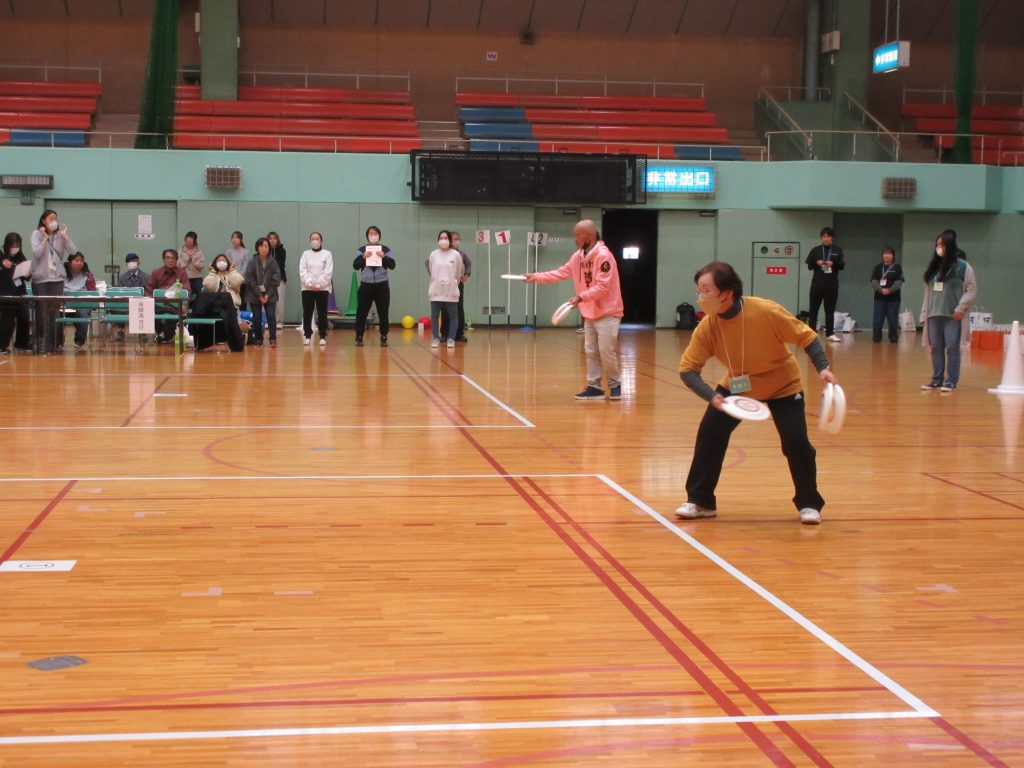 ディスク遠投競争の様子の写真