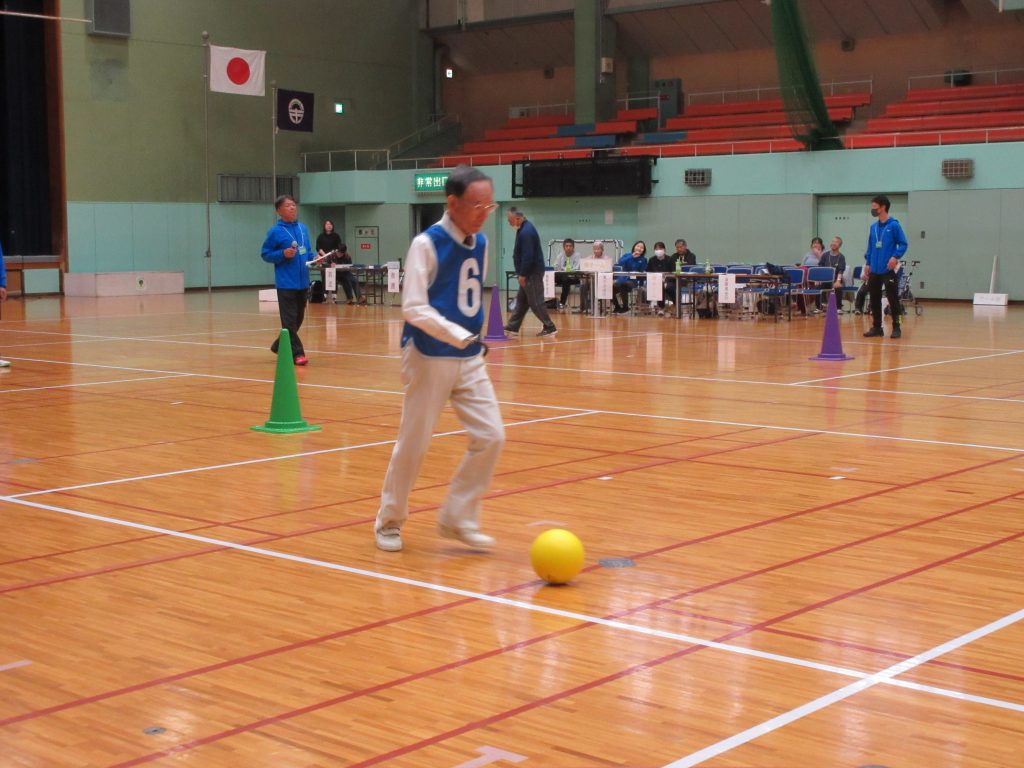 ボール蹴りリレーの様子の写真